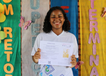 Estudantes recebem e comemoram premiação em dinheiro do Educação Nota 10