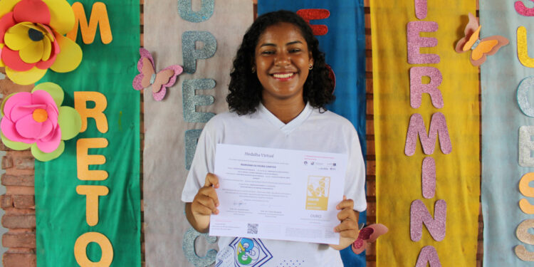 Estudantes recebem e comemoram premiação em dinheiro do Educação Nota 10