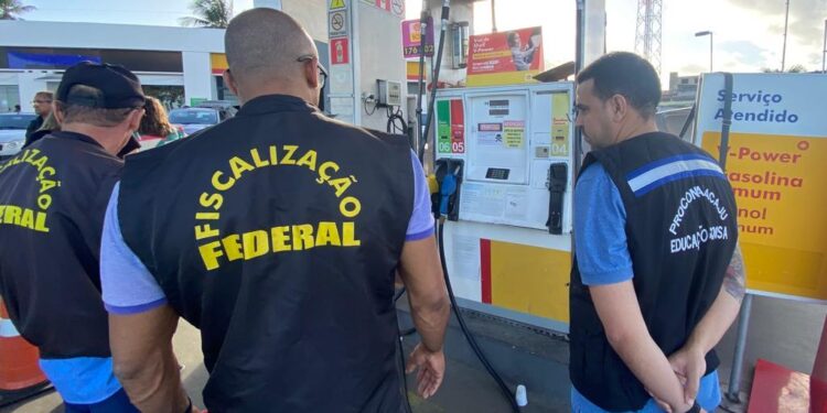 Procon Aracaju realiza fiscalização em posto de combustível no Centro da capital