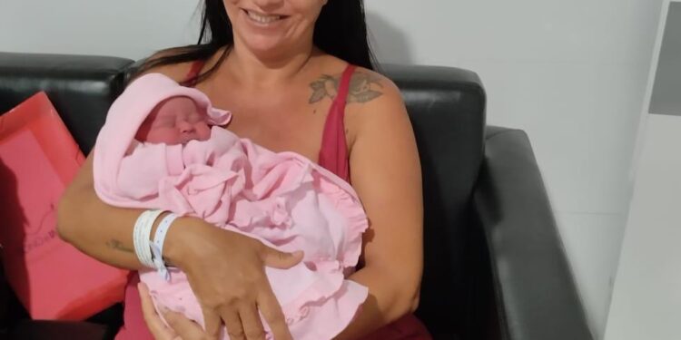 Sara é a primeira bebê nascida na Maternidade Municipal Lourdes Nogueira em 2024