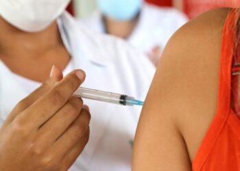 Covid-19: deixar de tomar a vacina contra o vírus pode gerar complicações e sequelas