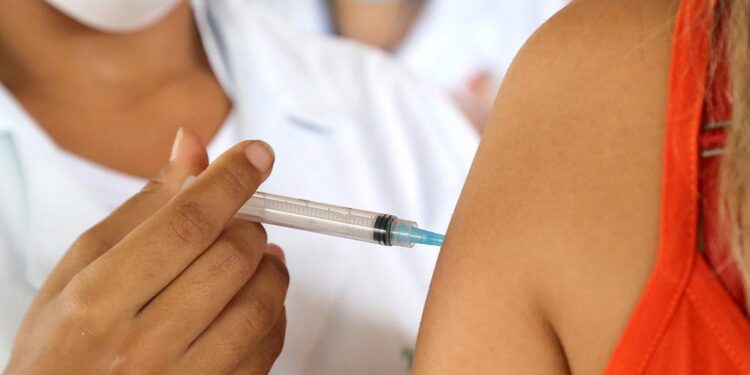 Covid-19: deixar de tomar a vacina contra o vírus pode gerar complicações e sequelas