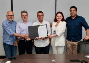 Prefeito Edvaldo acompanha assinatura de contrato entre Estado e Caixa para obra da Rodovia dos Náufragos