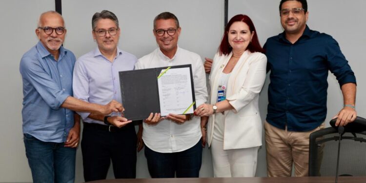 Prefeito Edvaldo acompanha assinatura de contrato entre Estado e Caixa para obra da Rodovia dos Náufragos