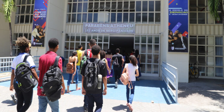 Mais de 150 alunos da rede pública estadual de ensino atingiram notas acima de 900 na redação do Enem 2023