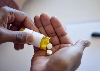 Anvisa aprova terapia-alvo oral para tumores com mutação genética