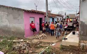 Casa desaba parcialmente após chuva forte em Nossa Senhora da Glória e uma família fica desabrigada