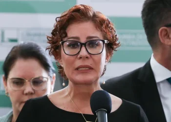TSE multa deputada Zambelli em R$ 30 mil por fake news sobre e-Título