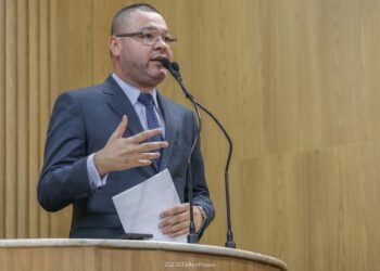 “O único ser que pode reproduzir uma criança é uma mulher que tem útero e ovário”, diz Eduardo Lima