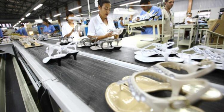 Crise na indústria calçadista: fábrica em Frei Paulo confirma demissões de trabalhadores