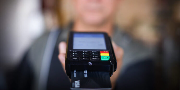 Em 2023, juros do rotativo do cartão de crédito subiram para 440,8% ao ano