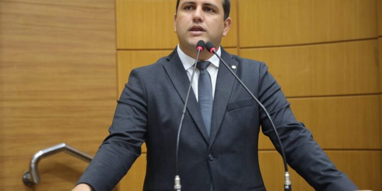 Marcos Oliveira fala sobre aumento da tarifa de água e esgoto