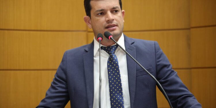 Paulo Júnior pede melhorias para servidores do Detran