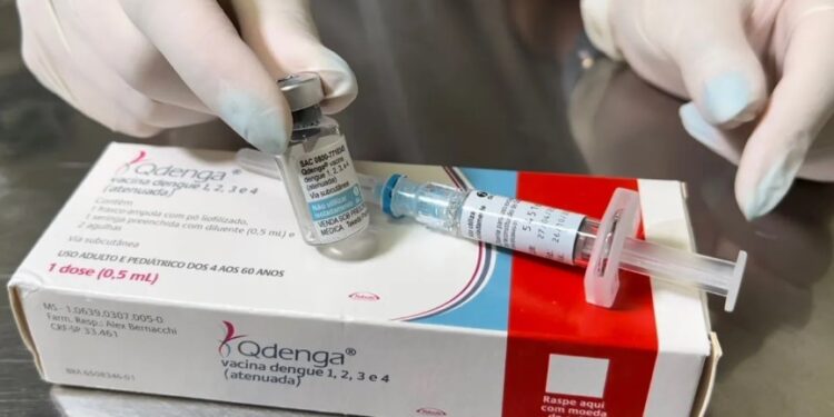 “Vacina contra dengue é aposta de médio e longo prazo, não resposta de momento”, diz ministra da Saúde