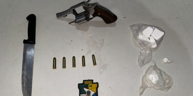 PM prende homem por tráfico de drogas e posse ilegal de arma de fogo em Nossa Senhora do Socorro