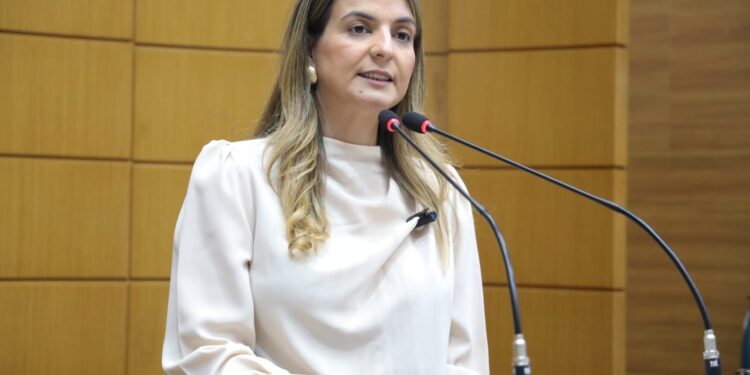 Lidiane destaca inauguração de madeireira e geração de empregos