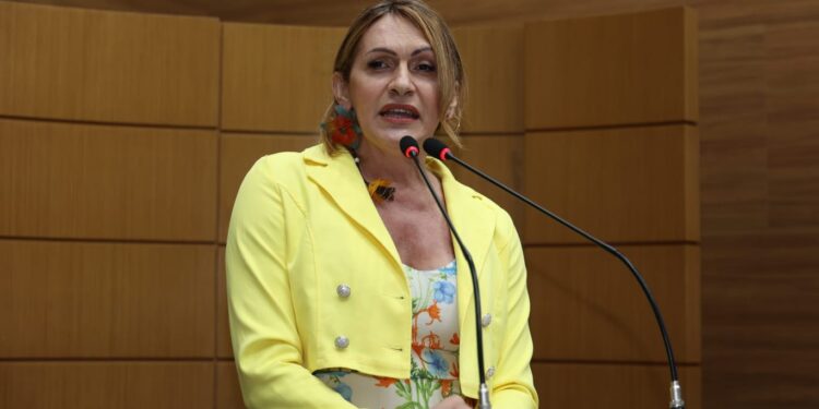 Linda Brasil destaca audiência pública dos servidores da saúde na Justiça Federal