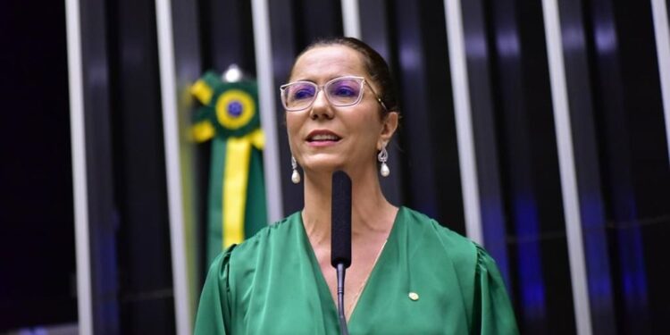 Delegada Katarina Propõe Aumento de Pena para Crime de Satisfação de Lascívia na Presença de Crianças e Adolescentes