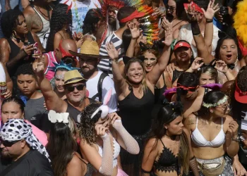 Sete em cada 10 mulheres têm medo de assédio no carnaval