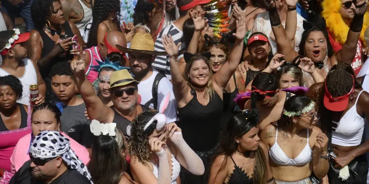 Sete em cada 10 mulheres têm medo de assédio no carnaval