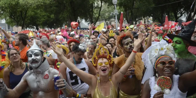 Carnaval vai ter onda de calor e chuva; veja previsão do tempo