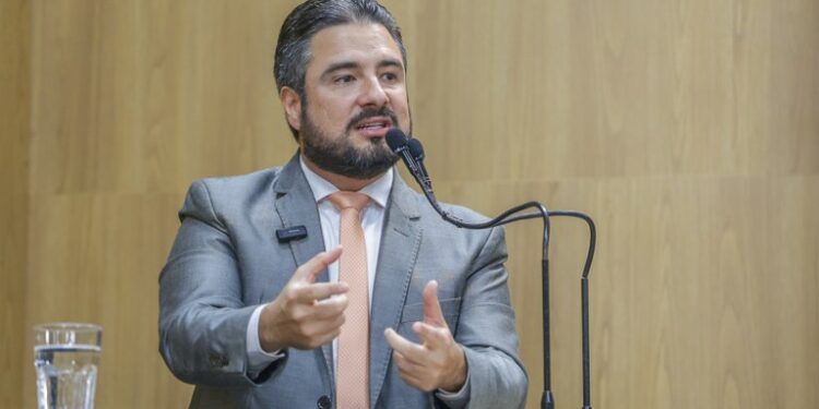 Presidente da CMA demonstra preocupação com o recapeamento da avenida Tancredo Neves
