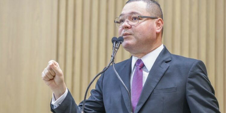 PL de Eduardo Lima que veda qualquer discriminação à criança e ao adolescente com deficiência ou doença crônica é aprovado em 1ª discussão
