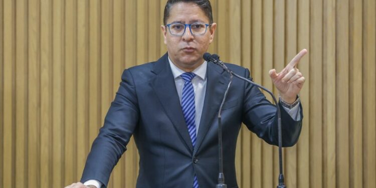 Ricardo Marques denuncia falta de medicamentos e demora na marcação de exames nas UBSs de Aracaju