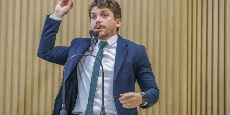 Breno Garibalde: “Catracas duplas no transporte ferem a dignidade do aracajuano”