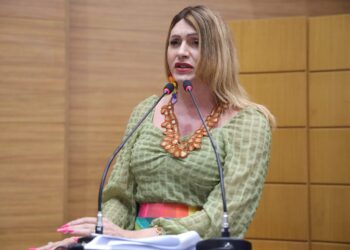 Linda Brasil cobra cumprimento da Lei dos Mestres pela Funcap