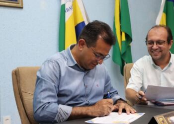 Prefeito Adailton sanciona lei de reajuste salarial dos professores e salário base vai para 4.580,57