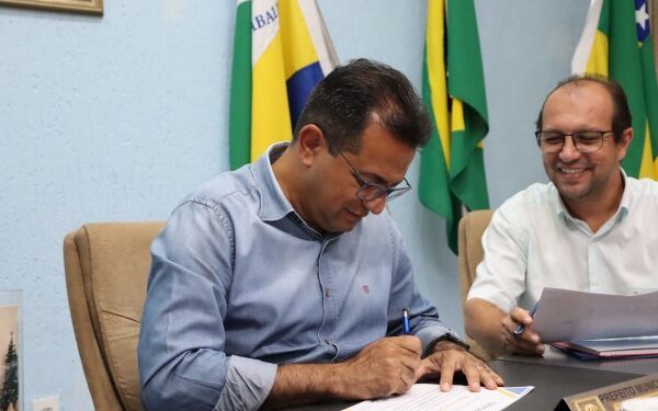 Prefeito Adailton sanciona lei de reajuste salarial dos professores e salário base vai para 4.580,57