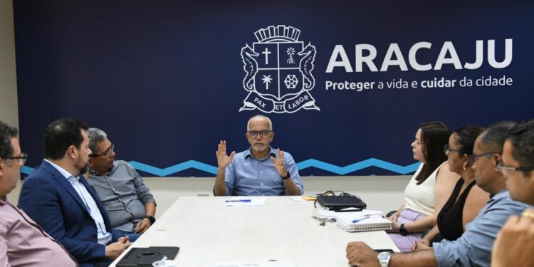 Prefeito Edvaldo institui Centro de Operações Emergenciais para o enfrentamento à dengue em Aracaju