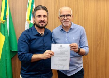 Prefeito entrega ao presidente da Câmara PL que reajusta salários dos conselheiros tutelares