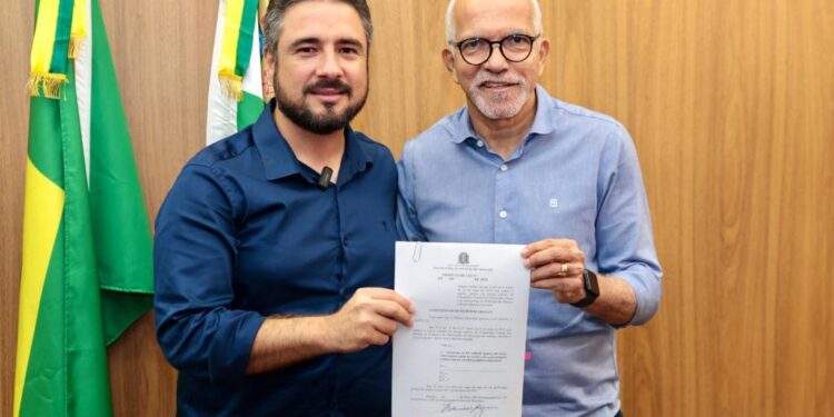 Prefeito entrega ao presidente da Câmara PL que reajusta salários dos conselheiros tutelares