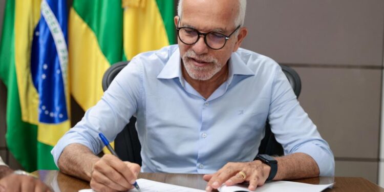 Prefeito sanciona leis que eleva remanejamento orçamentário e reajusta salário dos conselheiros tutelares