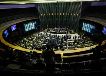 Câmara aprova projeto que proíbe e criminaliza o uso de cerol em pipas
