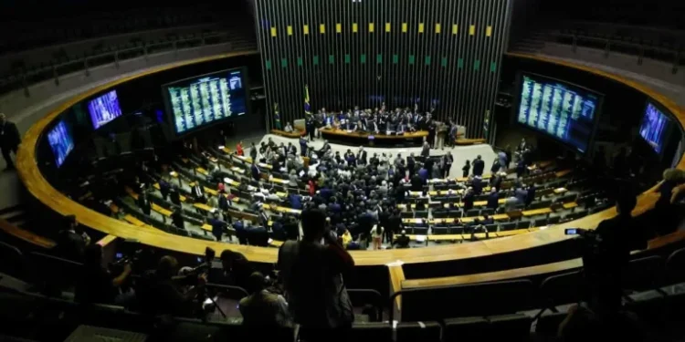 Câmara aprova projeto que proíbe e criminaliza o uso de cerol em pipas
