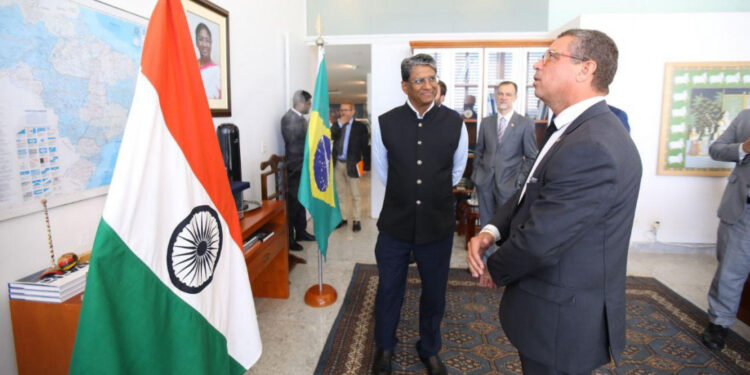 Governador Fábio Mitidieri e embaixador indiano no Brasil discutem programa Sergipe Águas Profundas