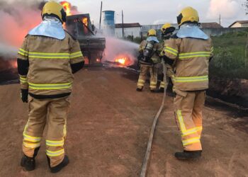 Bombeiros combatem incêndio em caminhão no interior do Estado