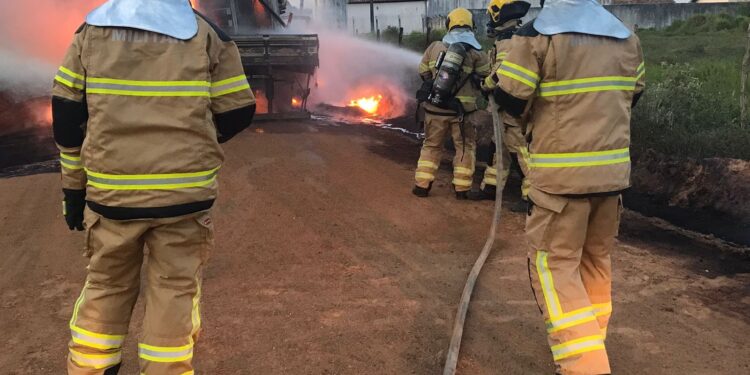 Bombeiros combatem incêndio em caminhão no interior do Estado