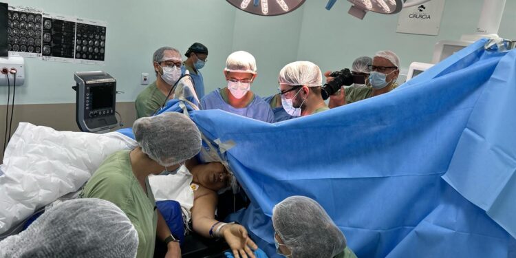 Hospital de Cirurgia realiza 1ª neurocirurgia do Brasil com mapeamento das emoções