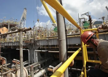 Produção total de petróleo e gás avança em relação a janeiro de 2023