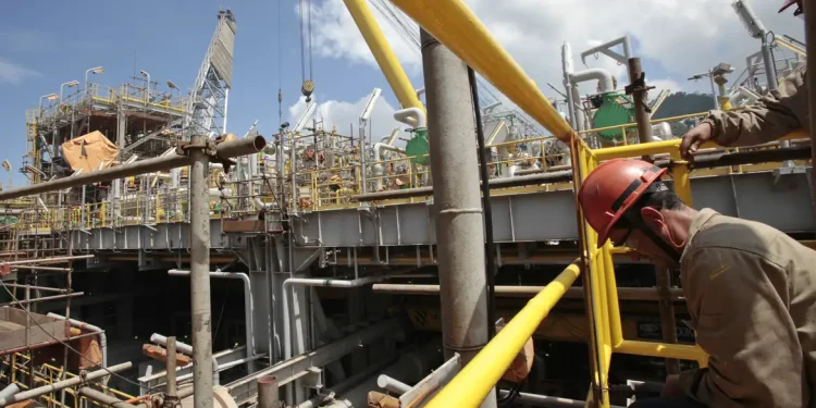 Produção total de petróleo e gás avança em relação a janeiro de 2023