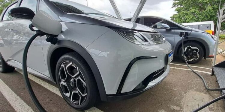 Vendas de carros elétricos e híbridos avançam 143% em fevereiro no Brasil