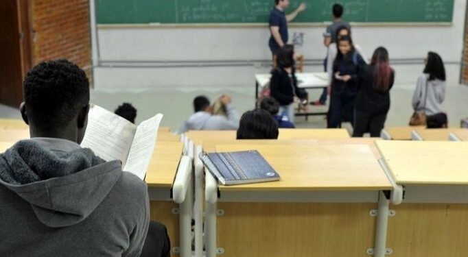 Estudantes pré-selecionados para o Fies 2024.1 já podem complementar a inscrição
