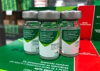 Ministério da Saúde anuncia antecipação da vacinação contra influenza devido ao aumento de casos de covid-19 e dengue