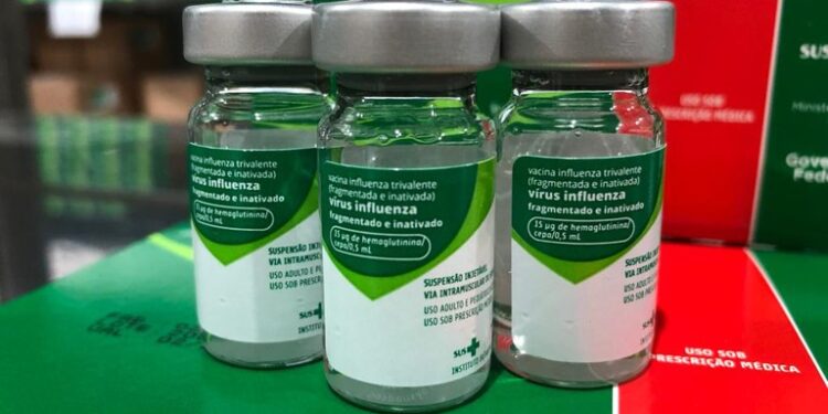 Ministério da Saúde anuncia antecipação da vacinação contra influenza devido ao aumento de casos de covid-19 e dengue
