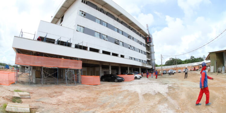 Jeferson acompanha o governador de Sergipe no canteiro de obras do Hospital do Câncer