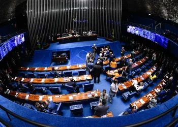 De pai para filho: homens e herdeiros políticos são maioria no Senado